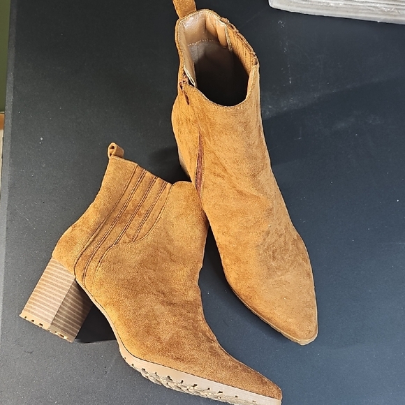 Maurices Tan Faux‎ Suede Ankle Boots Western Chelsea heels Size 11 - Picture 1 of 4